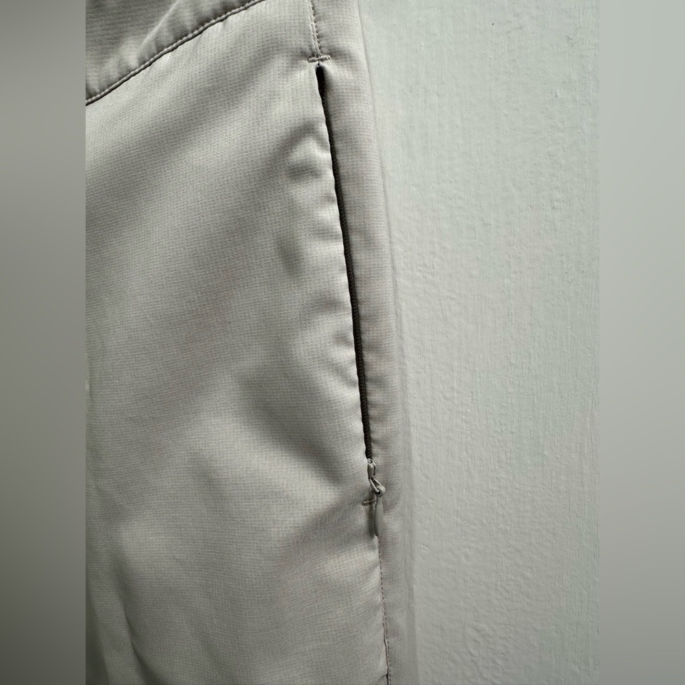 Maggie Lane Women's Flat Front
Tech Golf Pants Active Athletic
Beige Size 8 - Picture 6 of 9